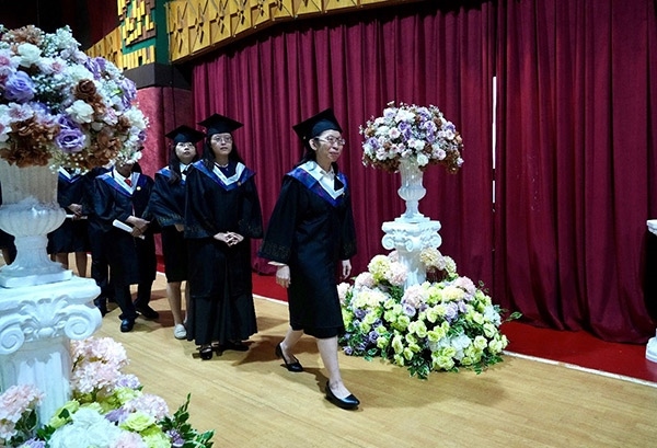 菲律賓岐黃中醫(yī)學院首屆12名畢業(yè)生順利獲得中醫(yī)相關執(zhí)業(yè)資格。人民網(wǎng)記者 樊帆攝