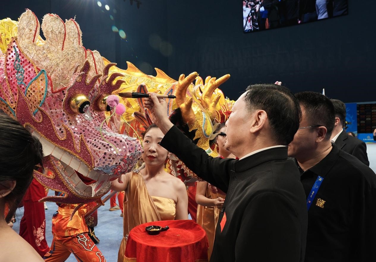 出席開賽儀式的領(lǐng)導及嘉賓共同為參賽龍獅隊點睛。（受訪者供圖）
