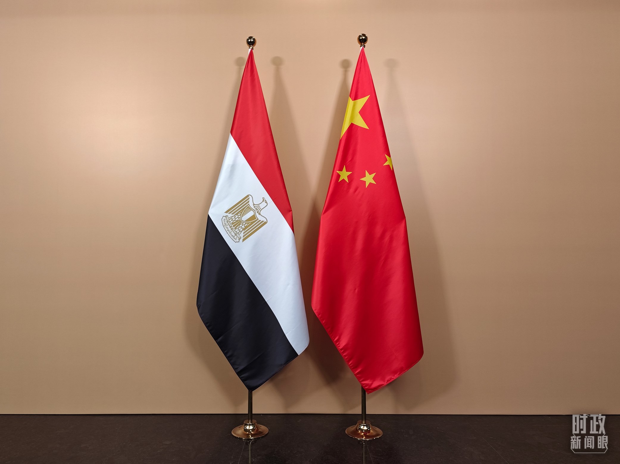 △ 會見廳外的中國埃及兩國國旗。（總臺央視記者彭漢明拍攝）