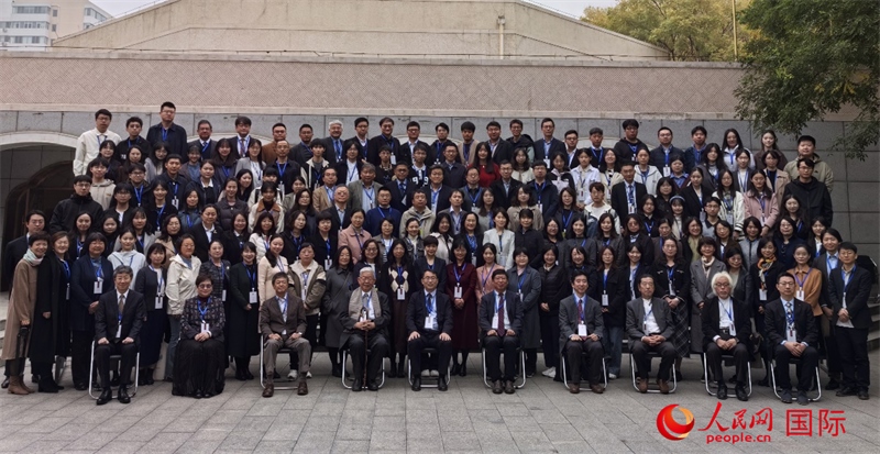 與會嘉賓合影留念。人民網(wǎng)記者 陳建軍攝