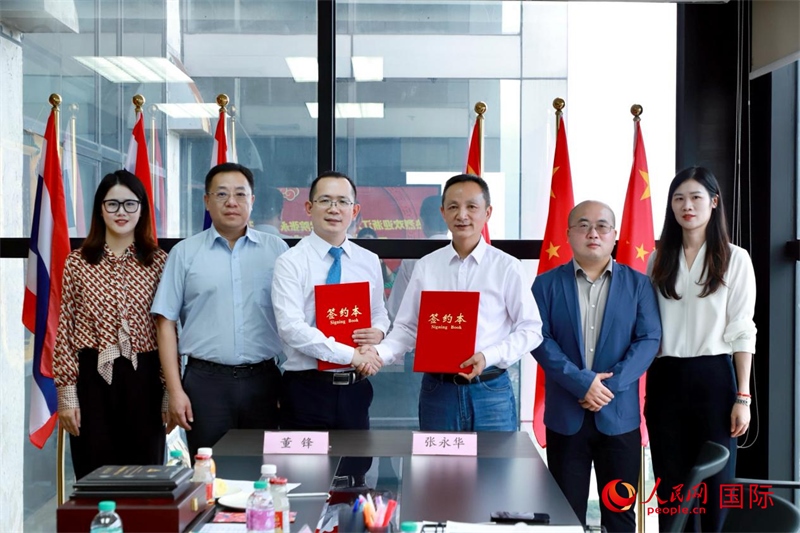 會(huì)談現(xiàn)場。左三為泰中僑商聯(lián)合會(huì)副主席董峰；右三為浙江大學(xué)光華法學(xué)院黨委書記張永華。人民網(wǎng)記者 簡承淵攝