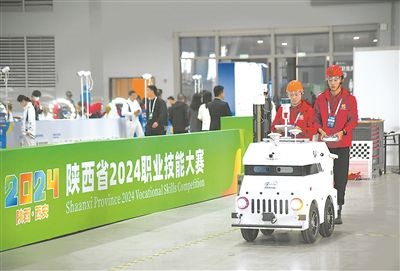 參賽選手在陜西省2024職業(yè)技能大賽新能源汽車智能化技術(shù)賽項(xiàng)比賽中。新華社記者 張博文攝