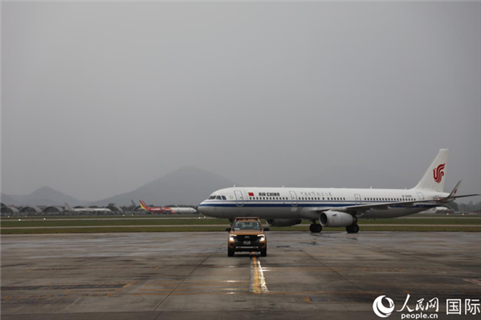 國航上海——河內(nèi)首班飛機(jī)抵達(dá)河內(nèi)內(nèi)排機(jī)場。人民網(wǎng)記者 楊曄攝