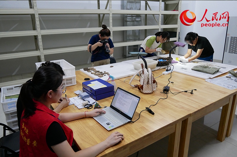 普查隊員們正在庫房內(nèi)工作。人民網(wǎng)記者 韋衍行攝