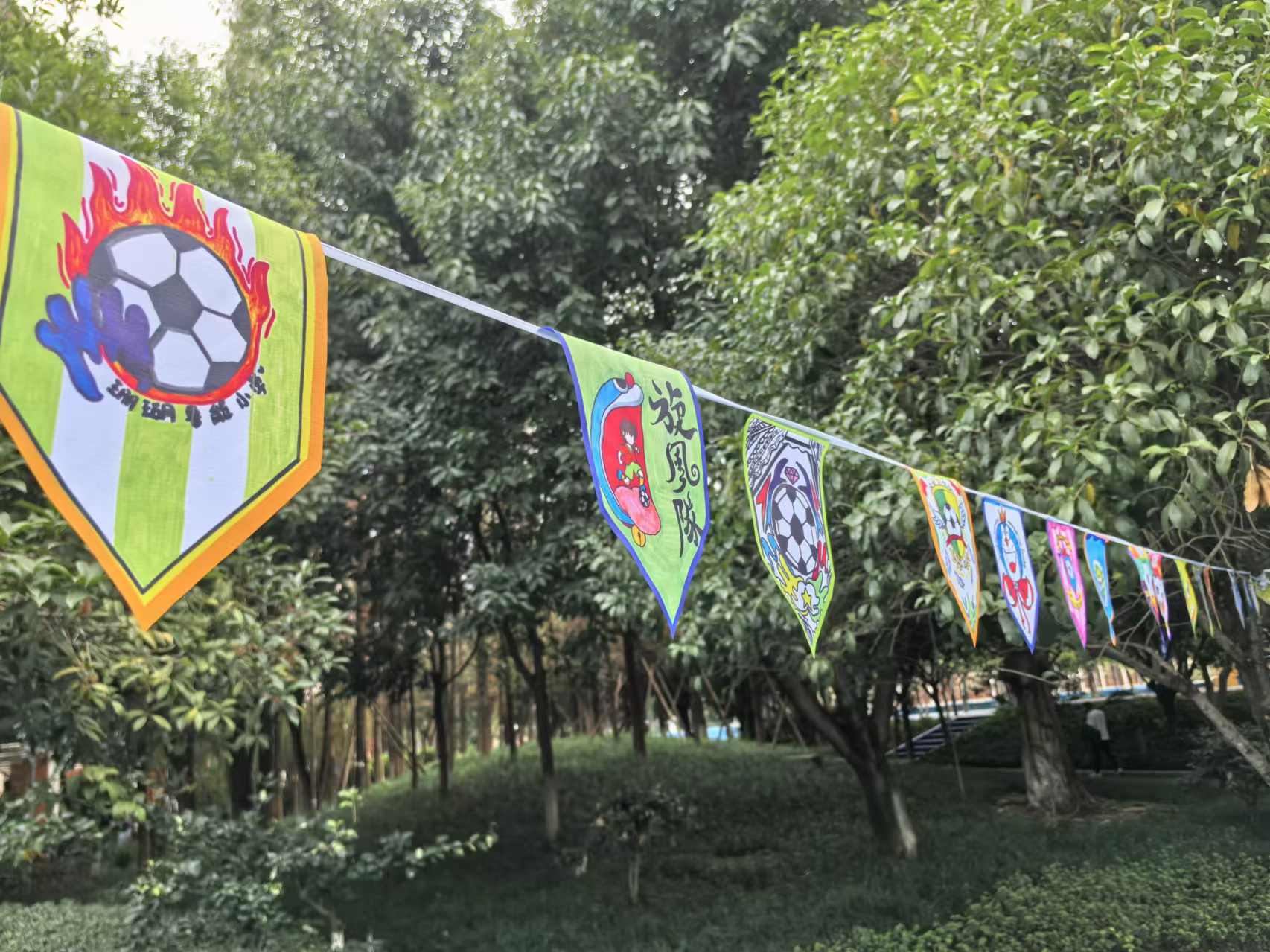 珊瑚魯能小學(xué)學(xué)生們手繪的“班超”隊徽。 人民網(wǎng)記者 楊磊攝