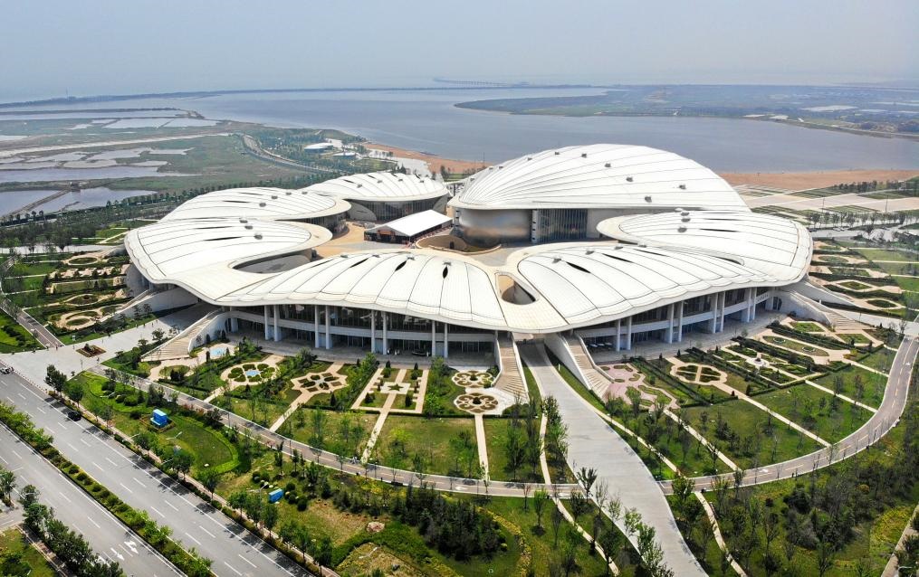 位于中國—上海合作組織地方經貿合作示范區(qū)的青島·上合之珠國際博覽中心（2024年7月18日攝，無人機照片）。新華社記者李紫恒 攝
