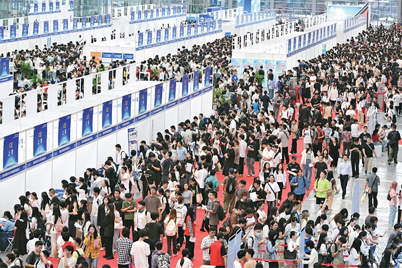 2024年10月12日，第28屆全國高校畢業(yè)生秋季就業(yè)雙選會在深圳會展中心舉辦。圖為雙選會現(xiàn)場。 中新社記者 陳文/攝