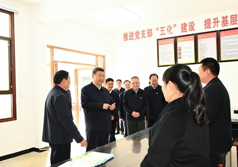△2024年3月19日，習(xí)近平總書記在湖南省常德市鼎城區(qū)謝家鋪鎮(zhèn)港中坪村黨群服務(wù)中心了解當(dāng)?shù)貫榛鶎訙p負(fù)、提升基層治理效能等情況。
