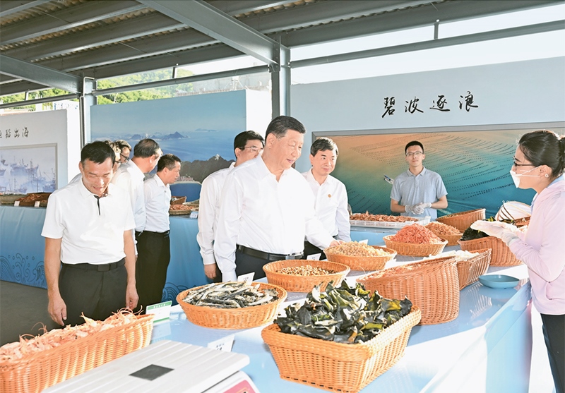 2024年10月15日至16日，中共中央總書記、國家主席、中央軍委主席習(xí)近平在福建考察。這是15日下午，習(xí)近平在漳州市東山縣陳城鎮(zhèn)澳角村考察時，了解海鮮干貨和漁獲產(chǎn)品交易情況。 新華社記者 謝環(huán)馳/攝
