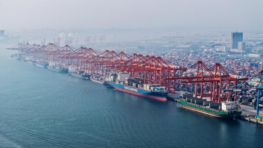 在廣西欽州港碼頭，多艘海輪在排隊卸貨（無人機(jī)照片，2024年3月28日攝）。新華社記者 張愛林 攝