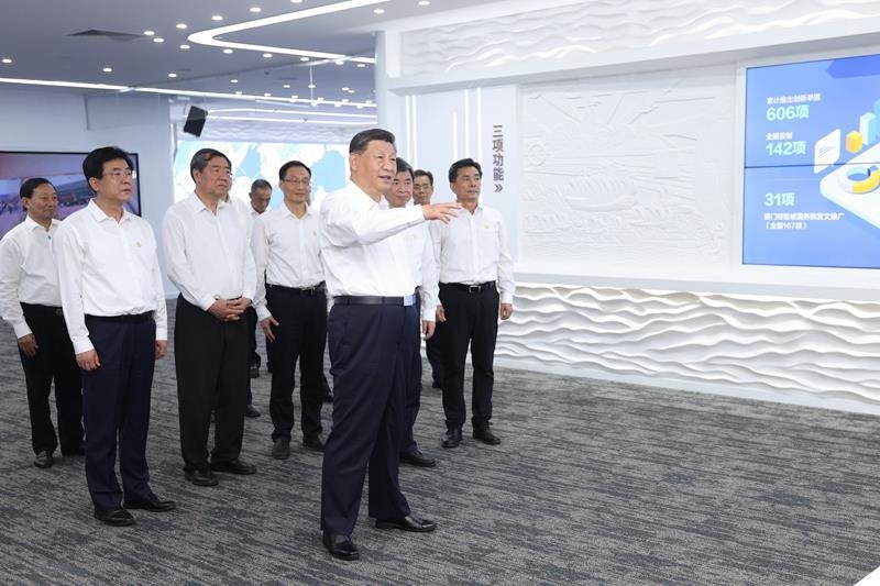 △2024年10月16日，習(xí)近平總書記在中國（福建）自由貿(mào)易試驗區(qū)廈門片區(qū)參觀自由貿(mào)易試驗區(qū)建設(shè)成果展。
