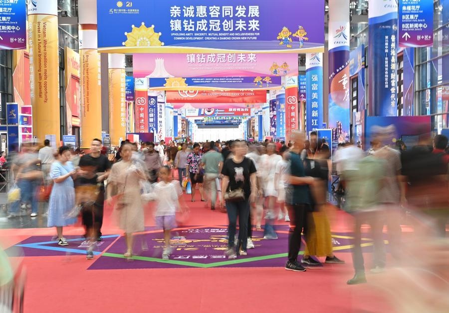 2024年9月28日，觀眾在廣西南寧市舉行的第21屆中國—東盟博覽會上參觀。新華社記者 周華 攝