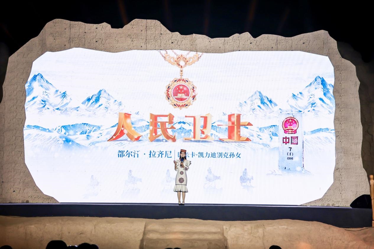 都爾汗·拉齊尼在“何以中國·五星出東方”網(wǎng)絡(luò)主題宣傳活動現(xiàn)場演講。人民視頻供圖