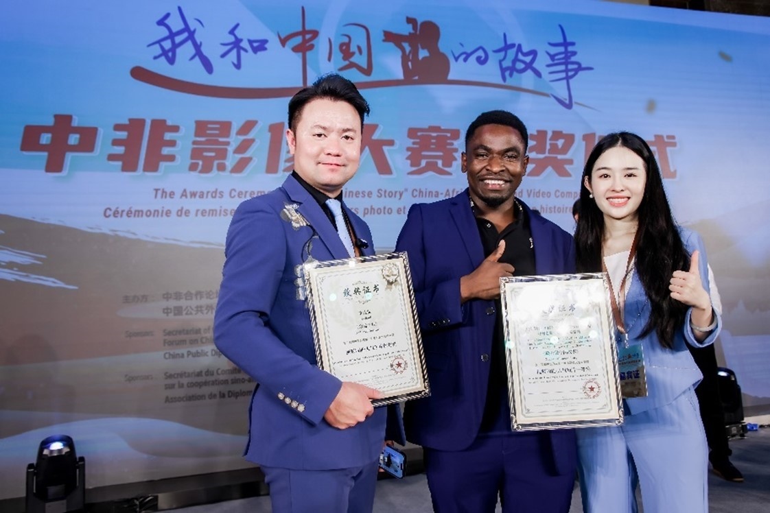 王曉樂（中）與其他嘉賓合影。主辦方供圖