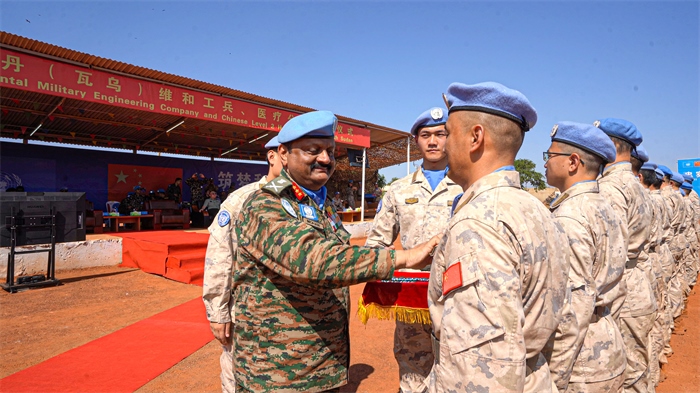 聯(lián)南蘇團部隊司令莫漢中將為維和官兵授勛。秦貴君攝