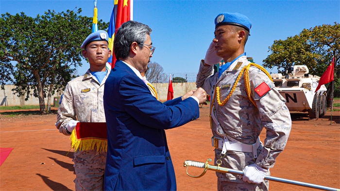 中國駐南蘇丹大使馬強為維和官兵授勛。謝坤攝