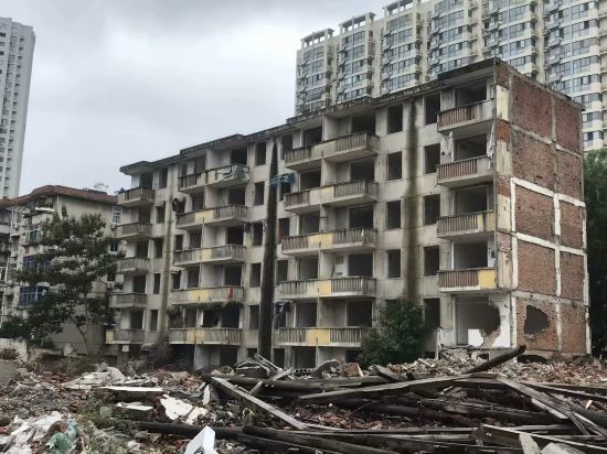 圖為拆遷中的合肥儀表廠宿舍。 合肥市蕪湖路街道 提供