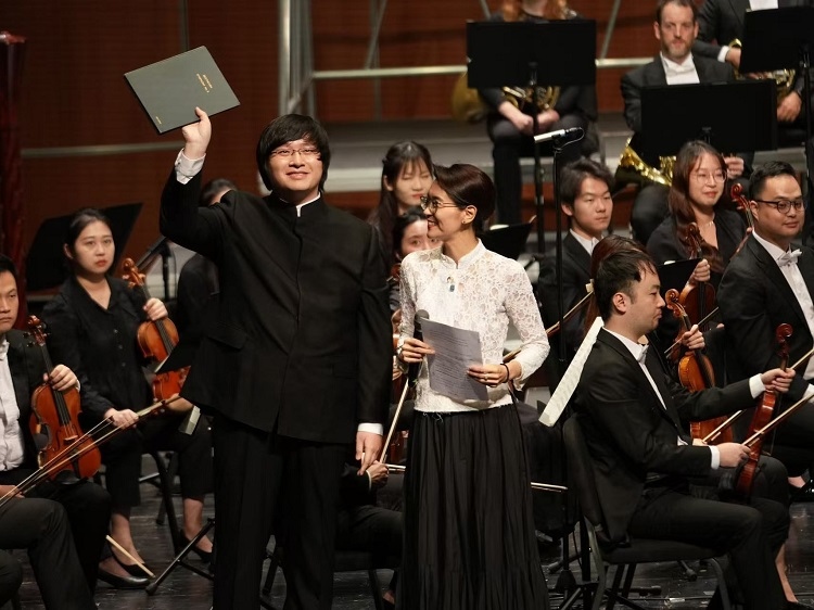 小澤征良向俞潞贈送小澤征爾使用過的《第五交響曲》樂譜。演出方供圖