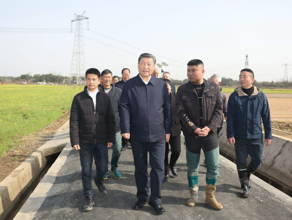 2024年3月19日，習(xí)近平在湖南省常德市鼎城區(qū)謝家鋪鎮(zhèn)港中坪村，同種糧大戶、農(nóng)技人員、基層干部親切交流。習(xí)近平強調(diào)：“要建設(shè)好高標(biāo)準(zhǔn)農(nóng)田，推行適度規(guī)模經(jīng)營，加強政策支持和示范引領(lǐng)，加大良種、良機、良法推廣力度，在精耕細作上下功夫，進一步把糧食單產(chǎn)和品質(zhì)提上去，讓種糧也能夠致富，進而吸引更多農(nóng)戶參與發(fā)展現(xiàn)代化大農(nóng)業(yè)，真正把中國特色農(nóng)業(yè)現(xiàn)代化之路走穩(wěn)走扎實?！? width=