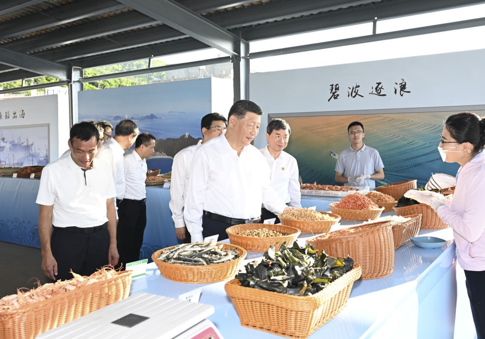 2024年10月15日，習(xí)近平在福建省漳州市東山縣陳城鎮(zhèn)澳角村考察時，了解海鮮干貨和漁獲產(chǎn)品交易情況。習(xí)近平指出：“村級黨組織要發(fā)揮火車頭作用，帶領(lǐng)鄉(xiāng)親們做好‘?！奈恼?，在鄉(xiāng)村振興、共同富裕的道路上一往無前?！? width=