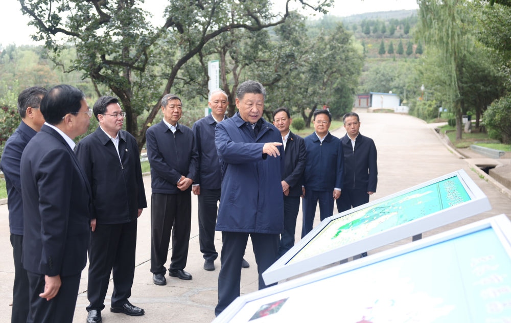 2024年9月11日，習(xí)近平在甘肅省天水市麥積區(qū)南山花牛蘋果基地考察時，聽取引洮供水工程情況匯報。當(dāng)?shù)弥?00萬群眾從此告別苦咸水后，總書記十分高興。他要求加強維護和管理，讓這項工程在沿線群眾生產(chǎn)生活中發(fā)揮更大效用。