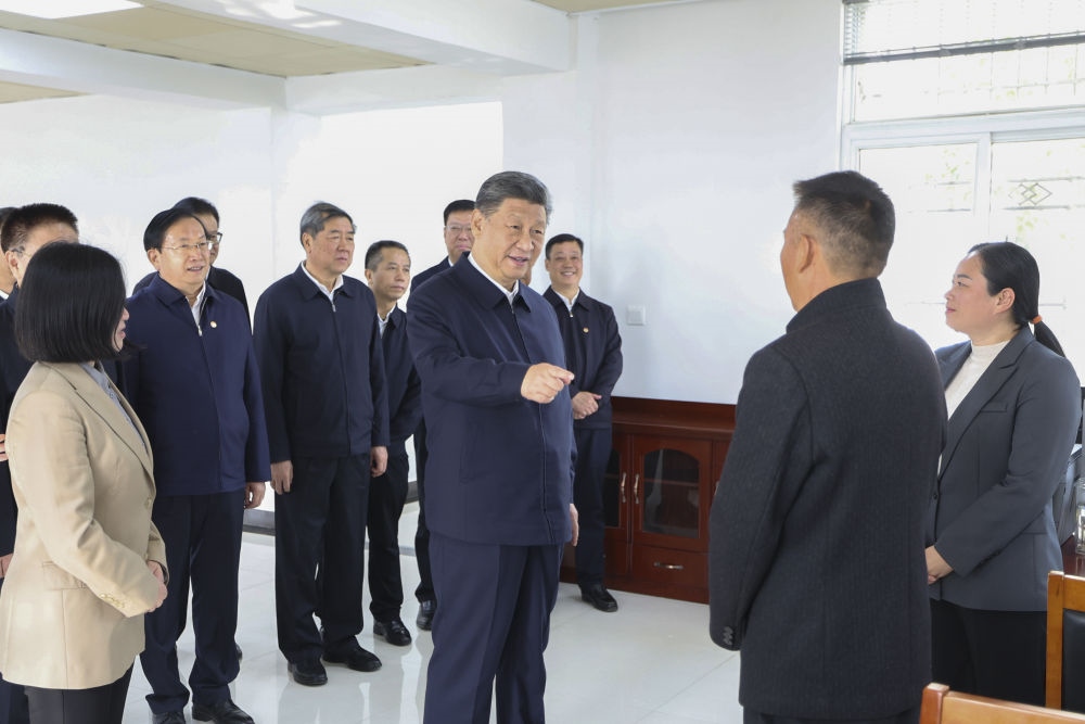 2024年11月5日，習(xí)近平在湖北省咸寧市嘉魚縣潘家灣鎮(zhèn)四邑村黨群服務(wù)中心考察。習(xí)近平指出：“要持續(xù)為基層減負(fù)，讓基層干部能夠用更多時間和精力來服務(wù)群眾。”