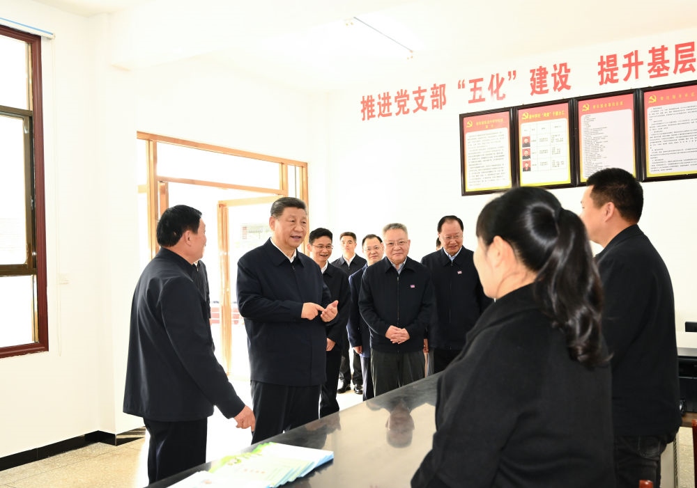 2024年3月19日，習(xí)近平在湖南省常德市鼎城區(qū)謝家鋪鎮(zhèn)港中坪村黨群服務(wù)中心了解當(dāng)?shù)貫榛鶎訙p負(fù)、提升基層治理效能等情況。他指出：“要堅決整治形式主義、官僚主義問題，精兵簡政，持之以恒抓好這項工作?！? width=