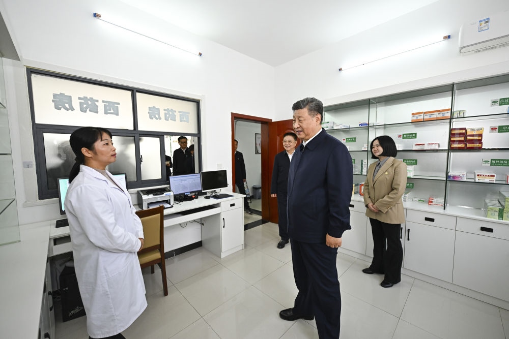 2024年11月5日，習(xí)近平在湖北省咸寧市嘉魚縣潘家灣鎮(zhèn)四邑村衛(wèi)生室考察。習(xí)近平指出：“要進一步加強黨建引領(lǐng)，抓住‘一老一小’這個重點，更加精準(zhǔn)有效地為群眾排憂解難?！? width=