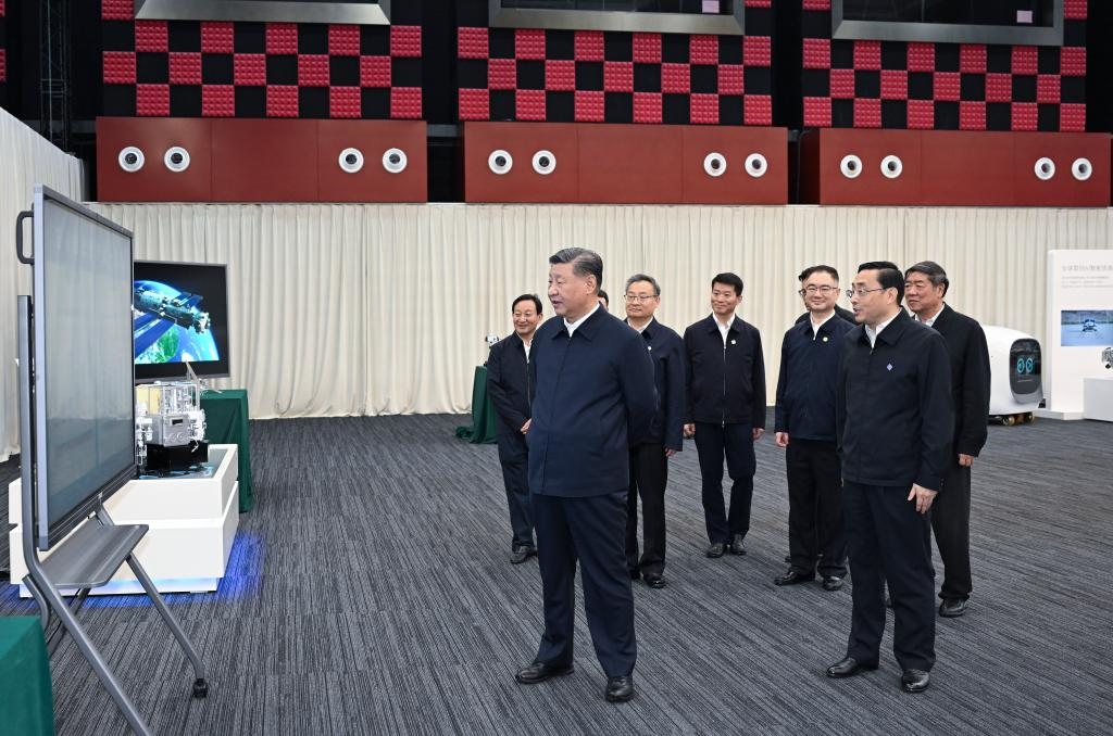 2024年10月17日，習(xí)近平總書記在合肥濱湖科學(xué)城察看安徽省重大科技創(chuàng)新成果集中展示。新華社記者 謝環(huán)馳 攝