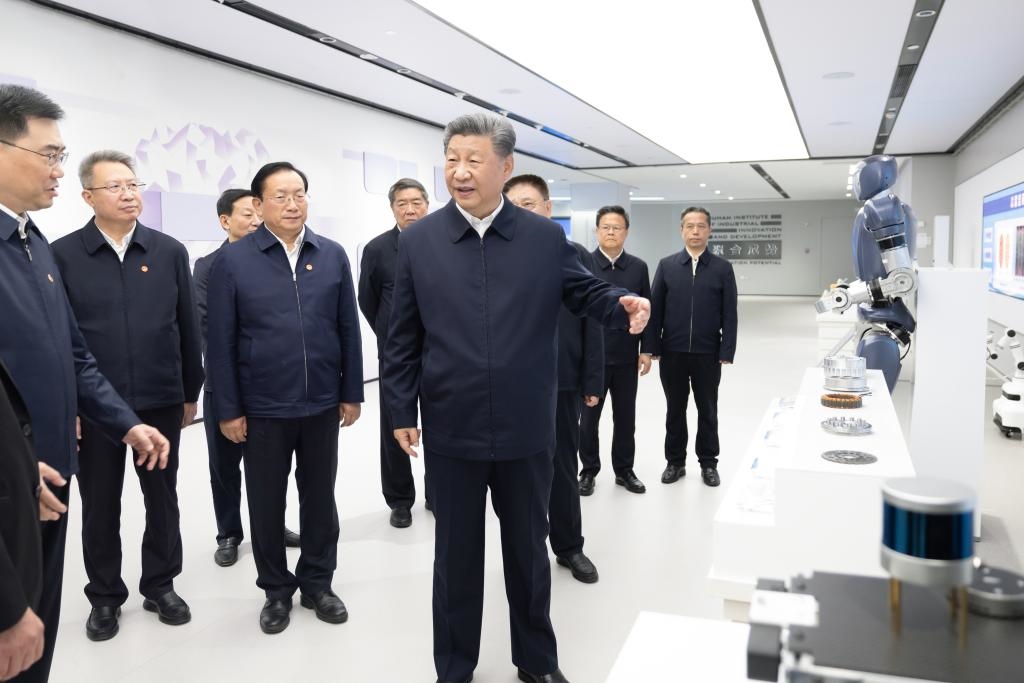 2024年11月5日，習(xí)近平總書記在武漢產(chǎn)業(yè)創(chuàng)新發(fā)展研究院考察。新華社記者 鞠鵬 攝