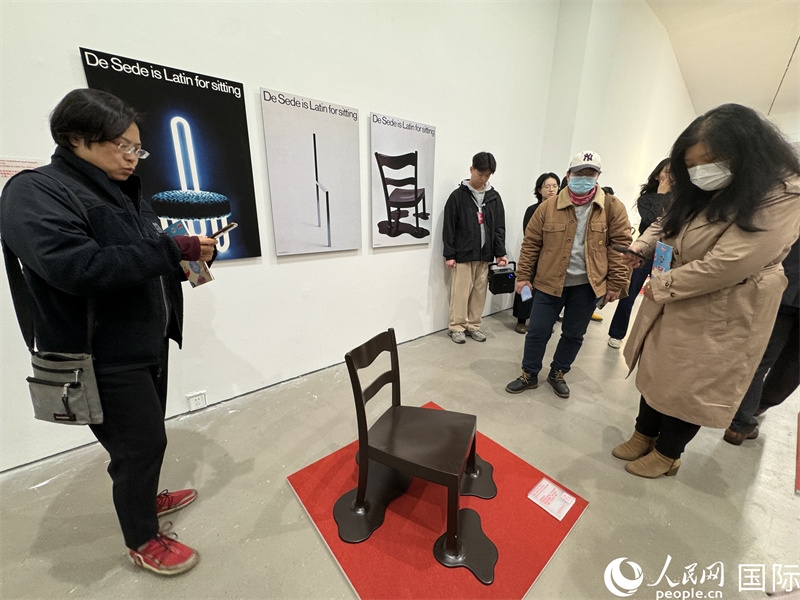 11月8日，觀眾在“瑞士經(jīng)典設(shè)計(jì)展”作品前駐足欣賞。（人民網(wǎng) 謝瑩攝） 