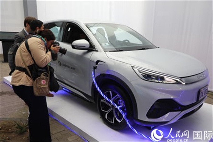 圖為秘魯媒體記者正在拍攝現(xiàn)場展出的比亞迪電動汽車。 人民網(wǎng)記者姜波攝