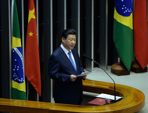 2014年7月16日，國(guó)家主席習(xí)近平在巴西國(guó)會(huì)發(fā)表《弘揚(yáng)傳統(tǒng)友好共譜合作新篇》的演講。 新華社記者 劉建生 攝