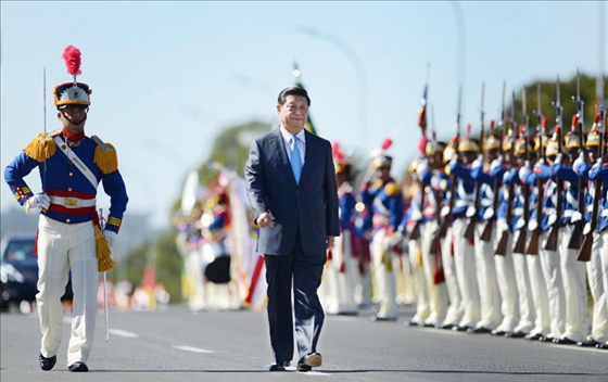 當(dāng)?shù)貢r(shí)間2014年7月17日，國(guó)家主席習(xí)近平在巴西利亞出席時(shí)任巴西總統(tǒng)舉行的歡迎儀式。 新華社記者謝環(huán)馳攝