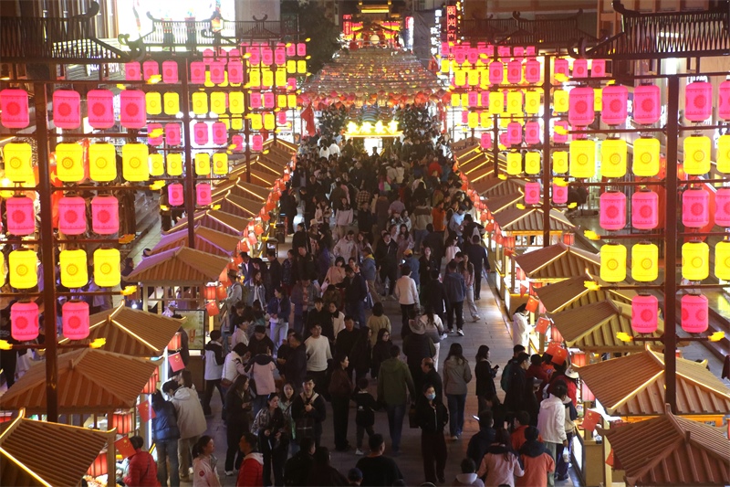 敦煌夜市。敦煌市委宣傳部供圖，張曉亮攝