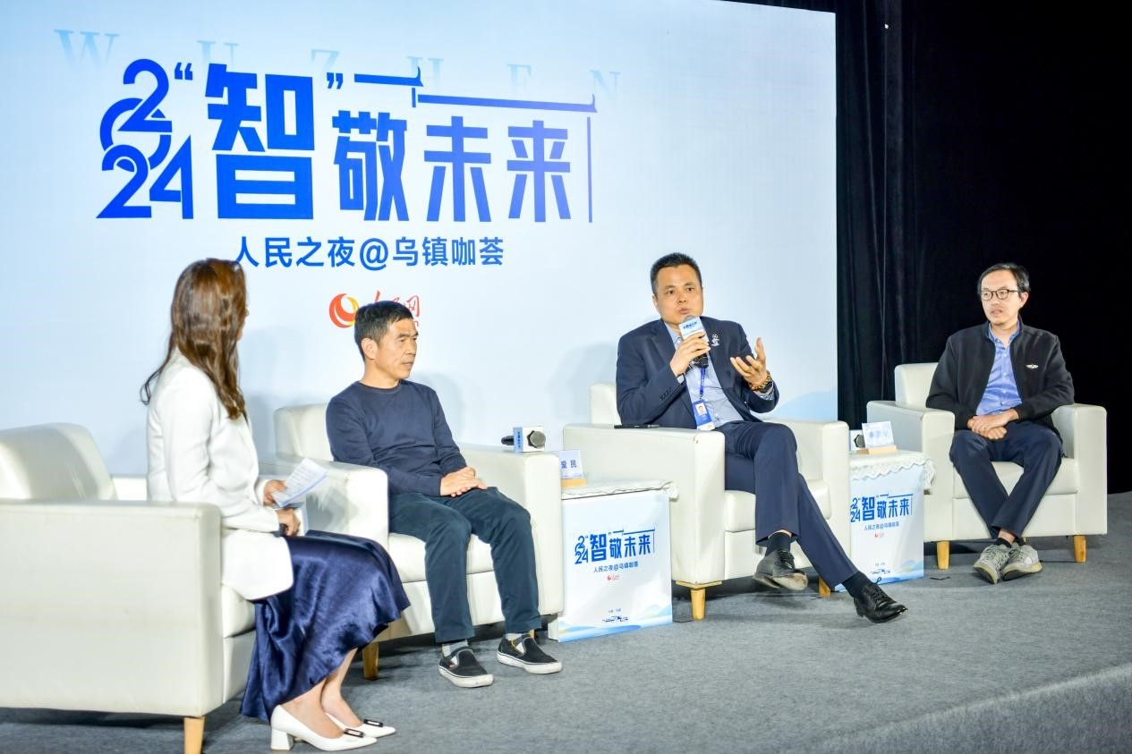 在對話環(huán)節(jié)，之江實驗室高級研究專家潘愛民、伏羲智庫創(chuàng)始人李曉東、麒麟軟件副總經(jīng)理李震寧探討“‘百模大戰(zhàn)’將卷向何方”。人民網(wǎng)記者 任峰濤攝