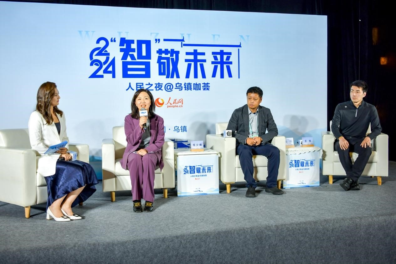在對話環(huán)節(jié)，趣丸科技總編輯、副總裁任少峰，星云智慧機器人CEO李明，可之教育大模型創(chuàng)始人王冠討論“人工智能如何惠及大眾”。人民網(wǎng)記者 任峰濤攝