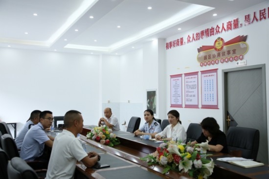 榕江縣稅務局在園區(qū)協(xié)商議事室協(xié)調解決企業(yè)訴求。黔東南州稅務局供圖
