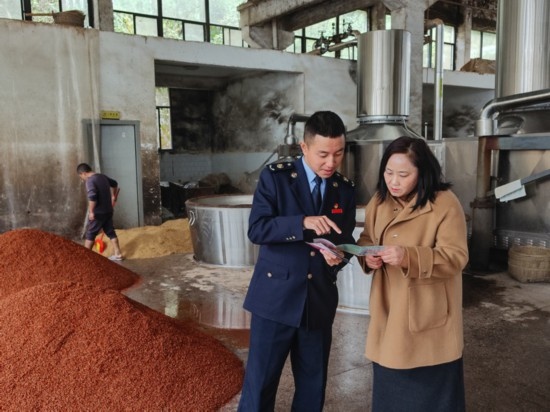 鎮(zhèn)遠縣稅務局在酒企宣傳調研。黔東南州稅務局供圖