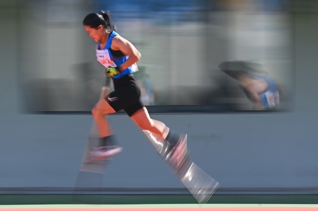 11月28日，海南隊選手吳明芬在高腳競速比賽中。新華社記者 杜子璇攝