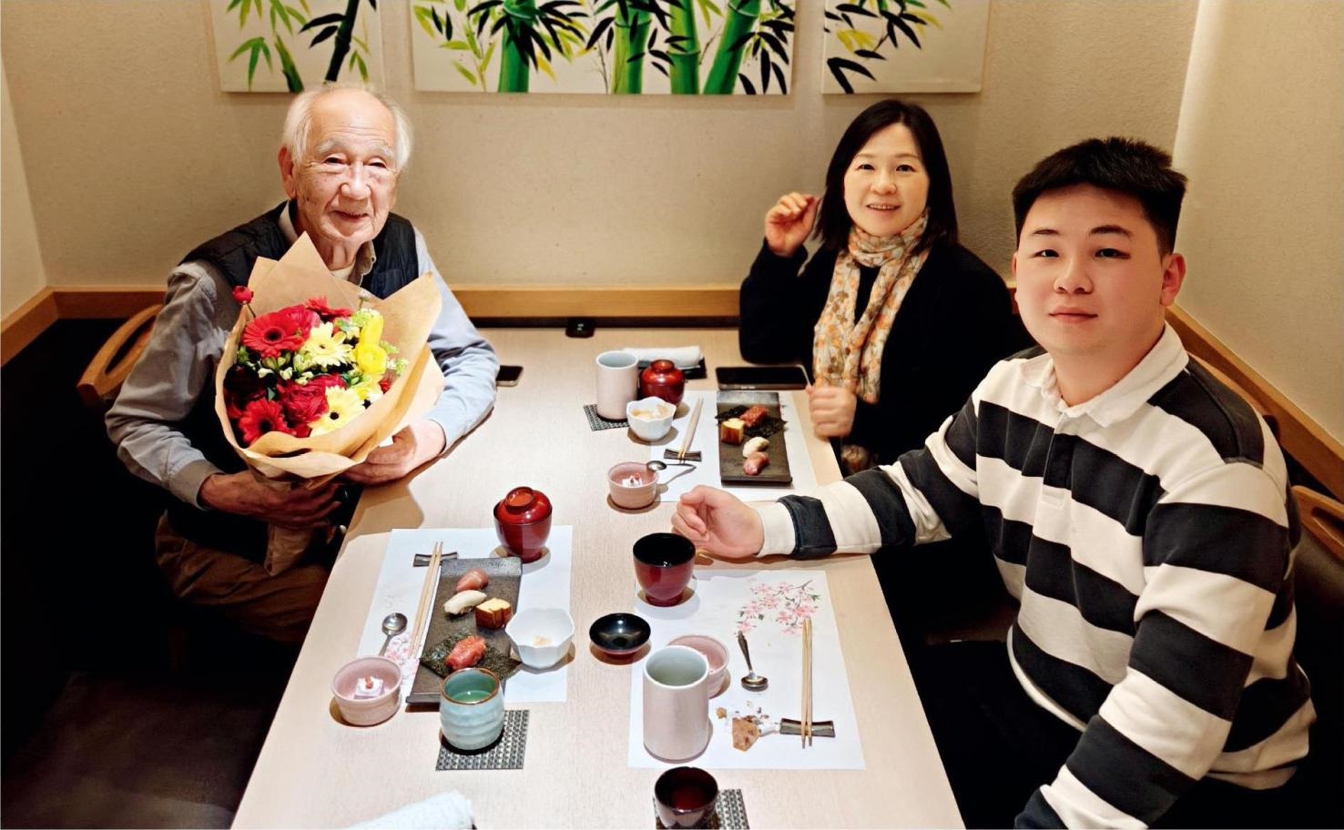佐佐木俊一與彭林（中）、彭俊霖（右）在一起。