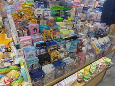 北京某文具店卡牌盲盒柜臺，未設(shè)相關(guān)提醒。人民網(wǎng)記者 黃鈺攝