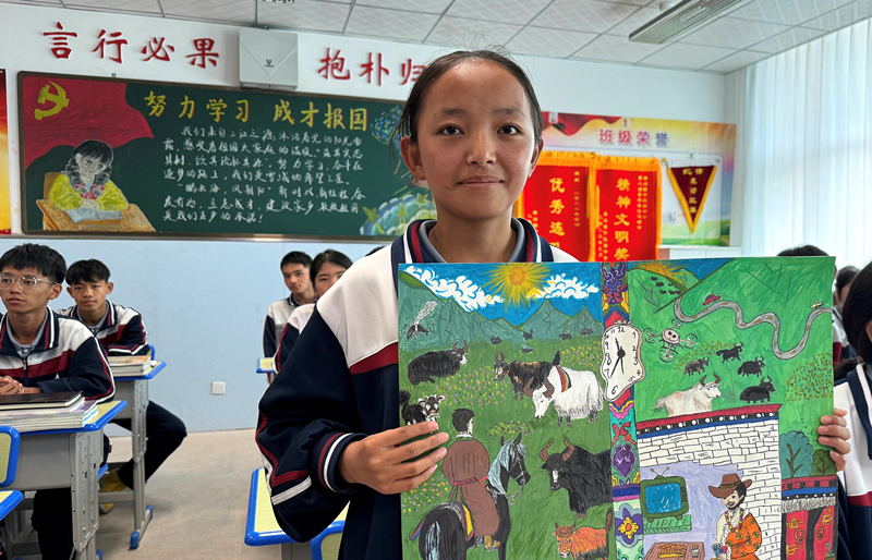 果洛西寧民族中學(xué)學(xué)生尼東拉毛在主題思政課上展示表現(xiàn)現(xiàn)代化家鄉(xiāng)的作品。