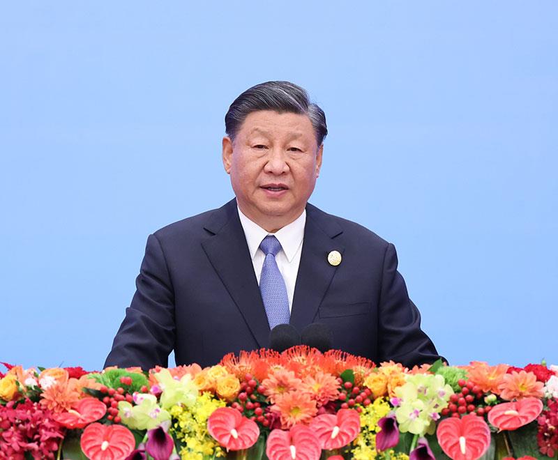 2023年10月18日，習(xí)近平主席在北京人民大會堂出席第三屆“一帶一路”國際合作高峰論壇開幕式并發(fā)表題為《建設(shè)開放包容、互聯(lián)互通、共同發(fā)展的世界》的主旨演講。