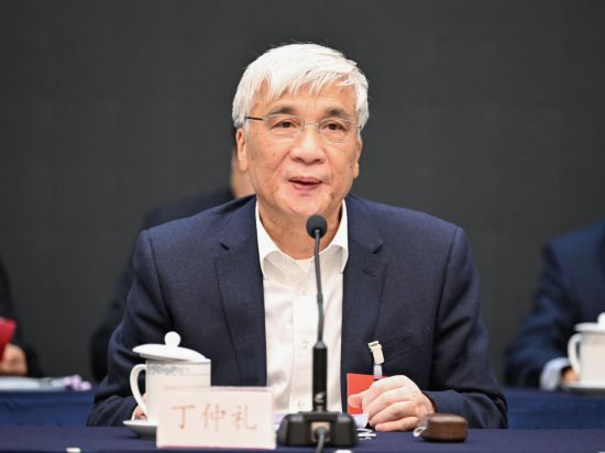 全國人大常委會副委員長、歐美同學會會長丁仲禮作工作報告