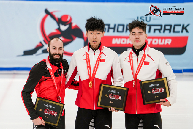 男子500米頒獎(jiǎng)儀式，中國選手孫龍(中)奪得冠軍，加拿大選手杜博伊斯(左)獲得亞軍，中國選手劉少昂獲得季軍。賽事組委會(huì)供圖