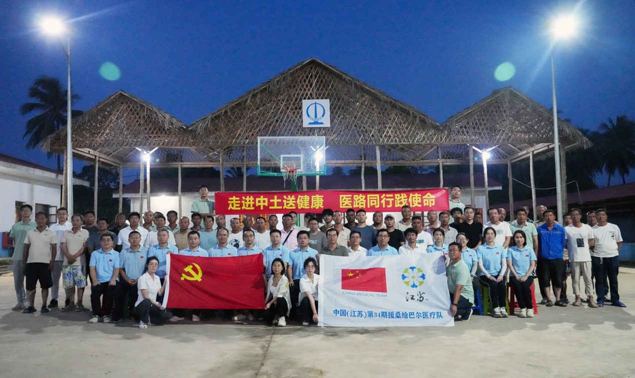 醫(yī)療隊(duì)與中土東非桑島分公司合影。中國土木供圖