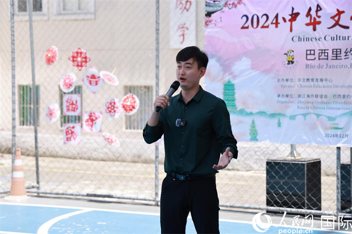 歌曲《故鄉(xiāng)的云》喚起了在外游子對(duì)故鄉(xiāng)的懷念。人民網(wǎng)記者 陳海琪攝