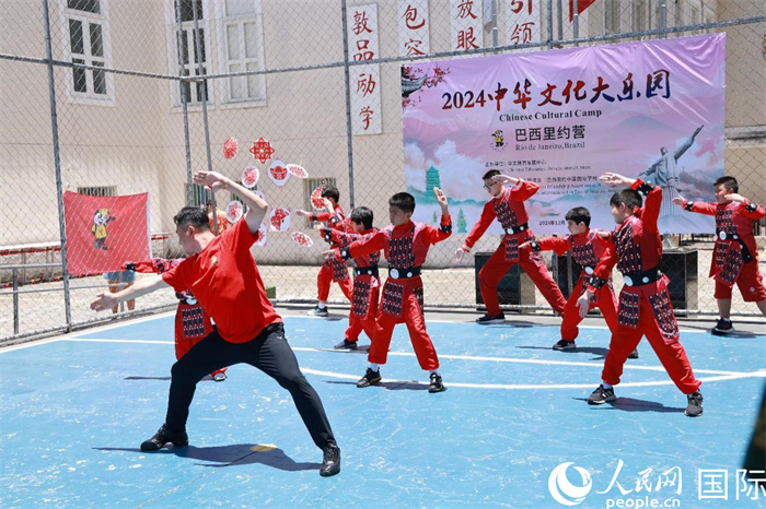 舞蹈《秦王點(diǎn)兵》通過生動(dòng)的舞步展現(xiàn)了千年前秦俑的雄威與風(fēng)采，氣勢(shì)磅礴，彰顯了古代中華軍魂。人民網(wǎng)記者 陳海琪攝