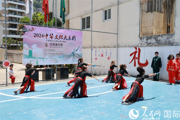 《中華武術(shù)》表演展現(xiàn)了武術(shù)剛?cè)岵?jì)的獨(dú)特魅力。人民網(wǎng)記者 陳海琪攝